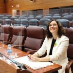 La presidenta de la Comunidad de Madrid, Isabel Díaz Ayuso, minutos antes del comienzo del Pleno.
