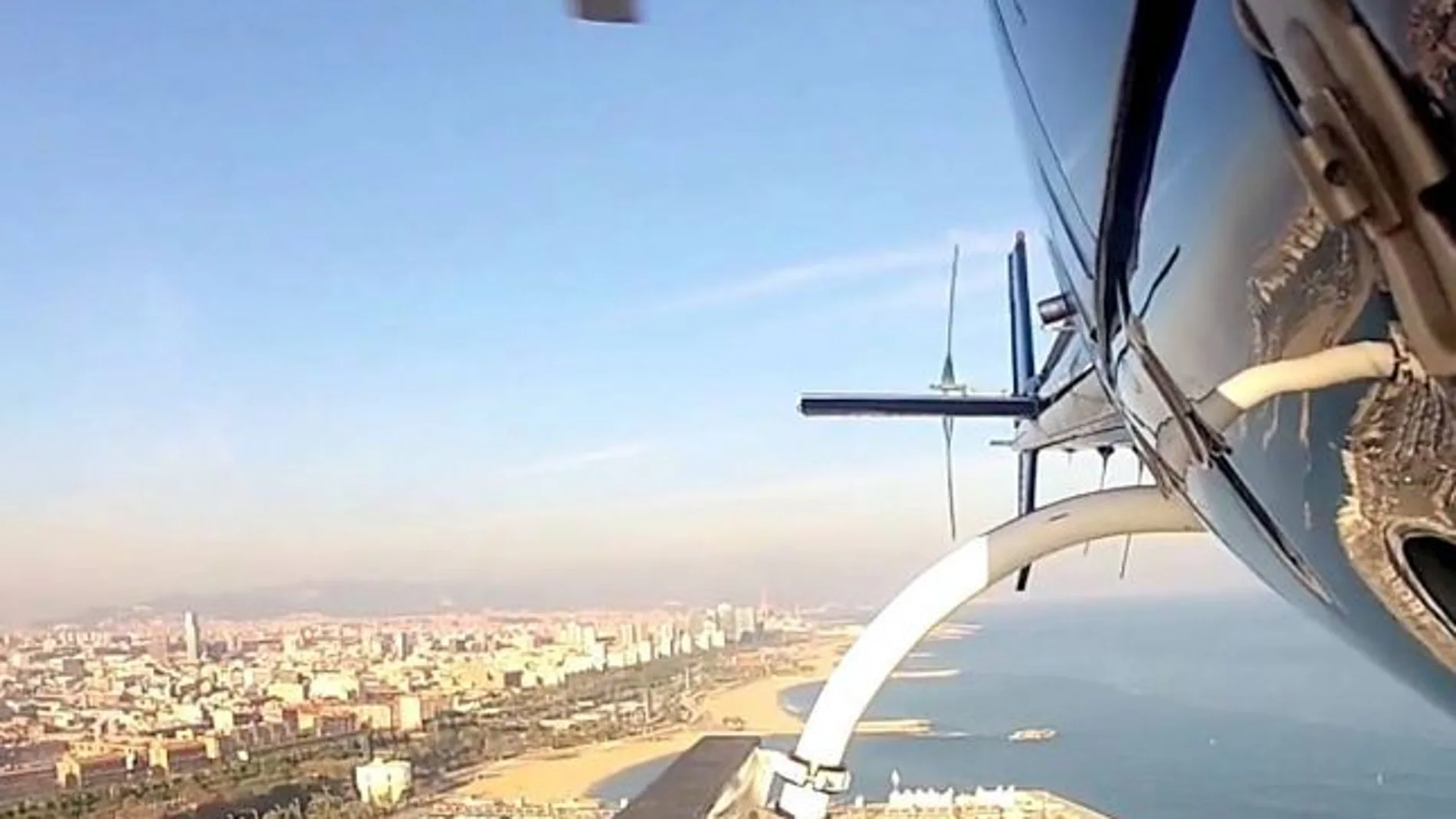 El helicóptero sobrevoló zonas de Barcelona cercanas a la playa