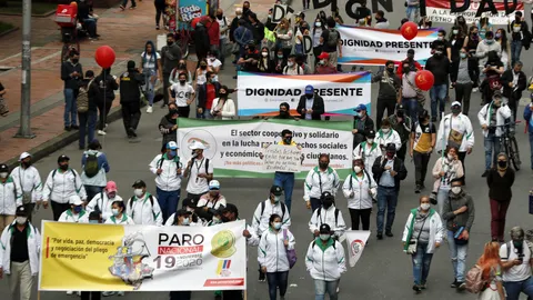 AME9473. BOGOT� (COLOMBIA), 19/11/2020.- Manifestantes marchan hoy durante una nueva jornada de paro nacional en las calles de Bogot� (Colombia). Sindicatos y movimientos sociales colombianos tomaron parte este jueves de otra jornada nacional de protesta contra la pol�tica social y econ�mica del Gobierno de Iv�n Duque, y para pedir el fin de los asesinatos de l�deres sociales. EFE/ Carlos Ortega
