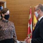 El presidente de las Cortes, Luis Fuentes, en su encuentro con la presidenta de Empresa Familiar, Rocío Hervella