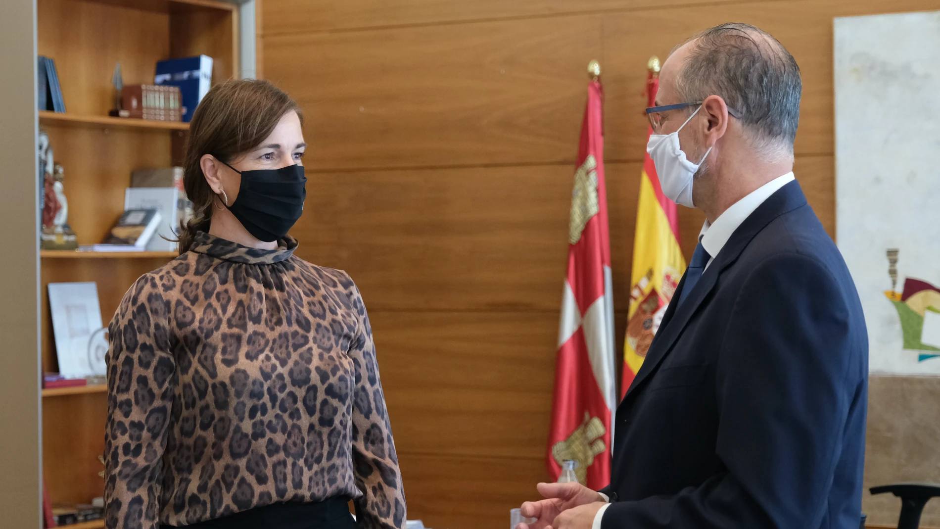 El presidente de las Cortes, Luis Fuentes, en su encuentro con la presidenta de Empresa Familiar, Rocío Hervella