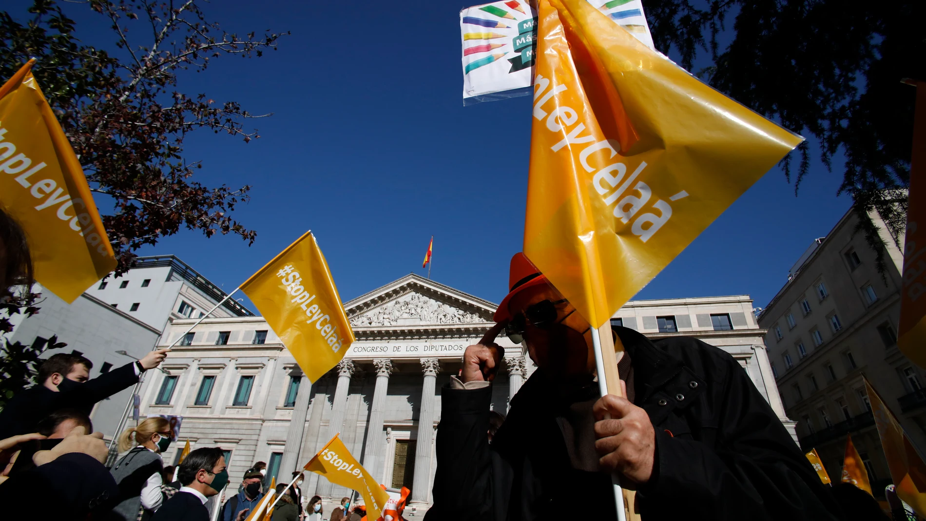 Manifestación contra la ley Celaa enfrente del Congreso