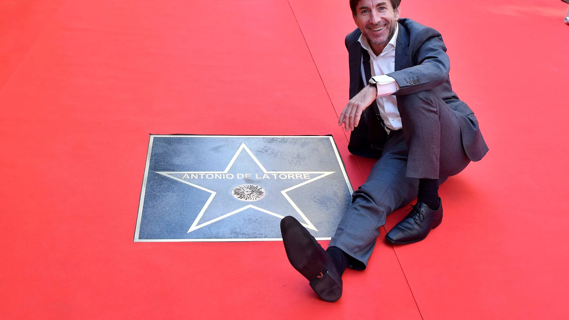 El actor Antonio de la Torre tras descubrir una estrella con su nombre en el Paseo de la Fama de Almería