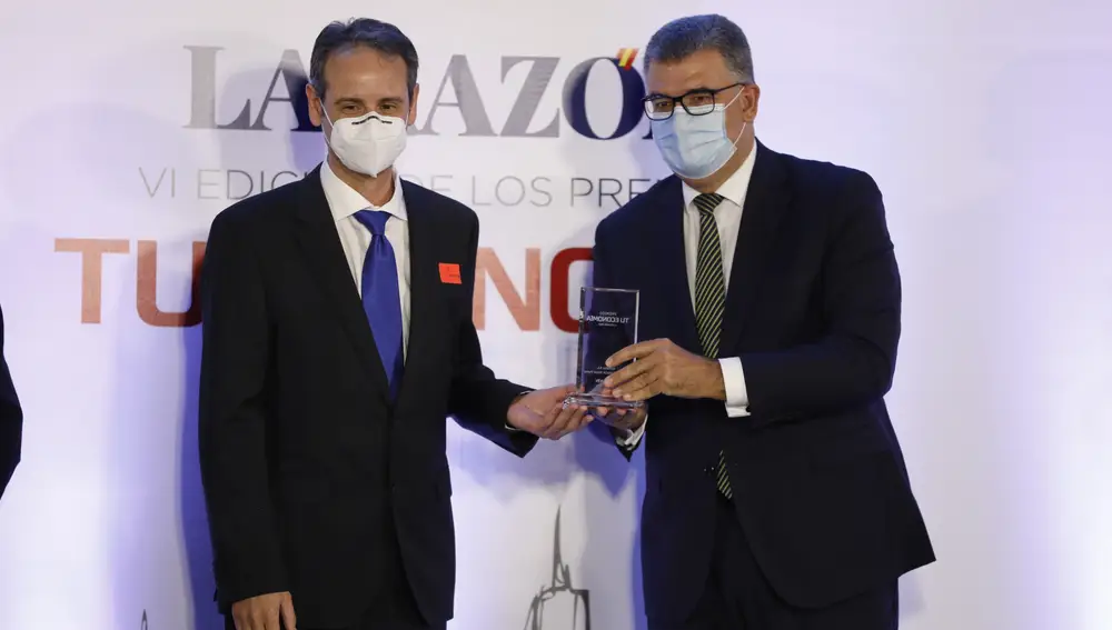 Óscar M. Jordán, su gerente, recibe el galardón de manos de Antonio Rodríguez, director Corporativo de Pymes y Autónomos de Bankia
