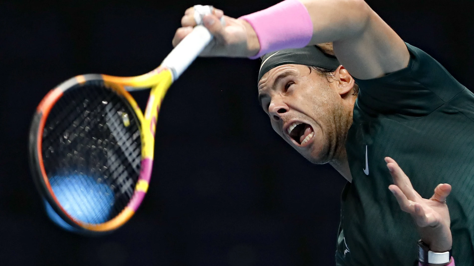Rafael Nadal hace un saque con efecto liftado en su partido contra Tsitsipas
