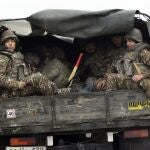 Soldados armenios durante la retirada de las tropas de la región separatista de Nagorno-Karabaj