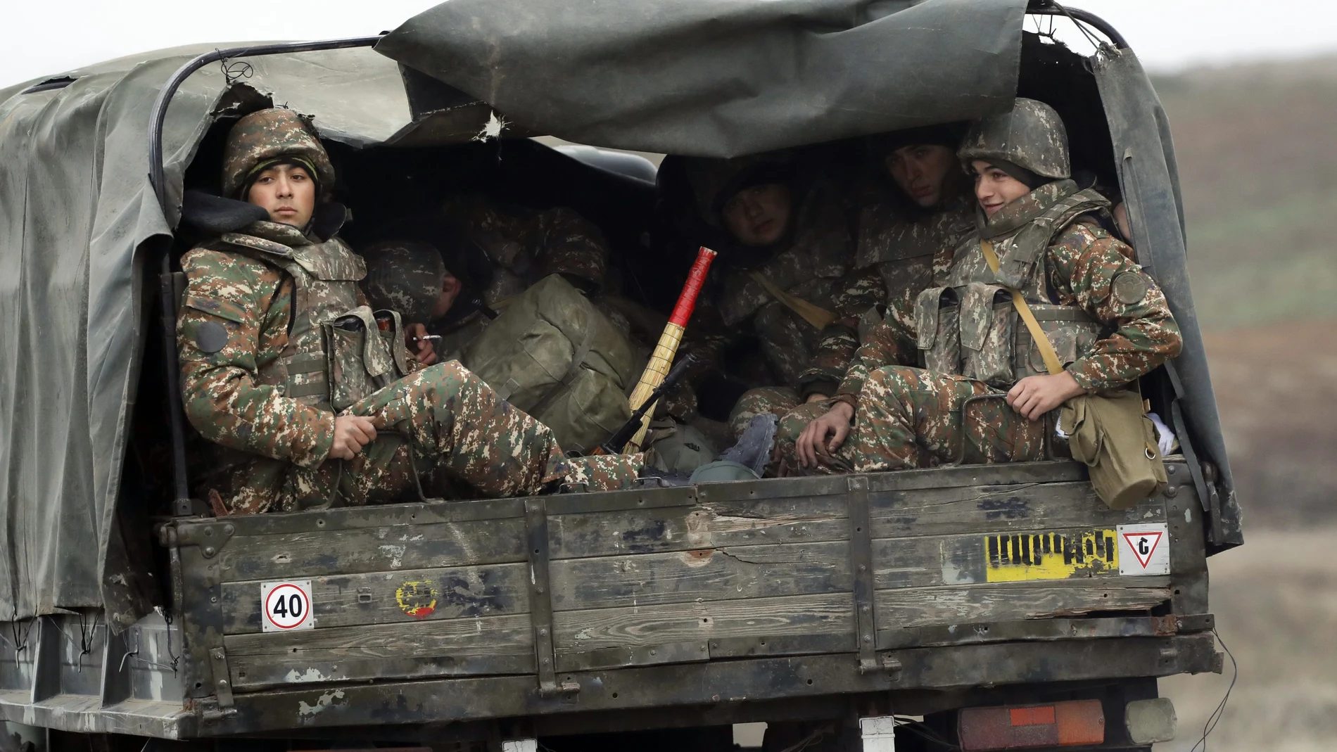 Soldados armenios durante la retirada de las tropas de la región separatista de Nagorno-Karabaj