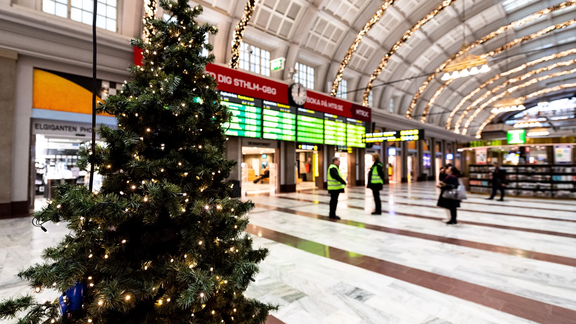 Un árbol de Navidad decora una casi desierta Estación Central de Estocolmo