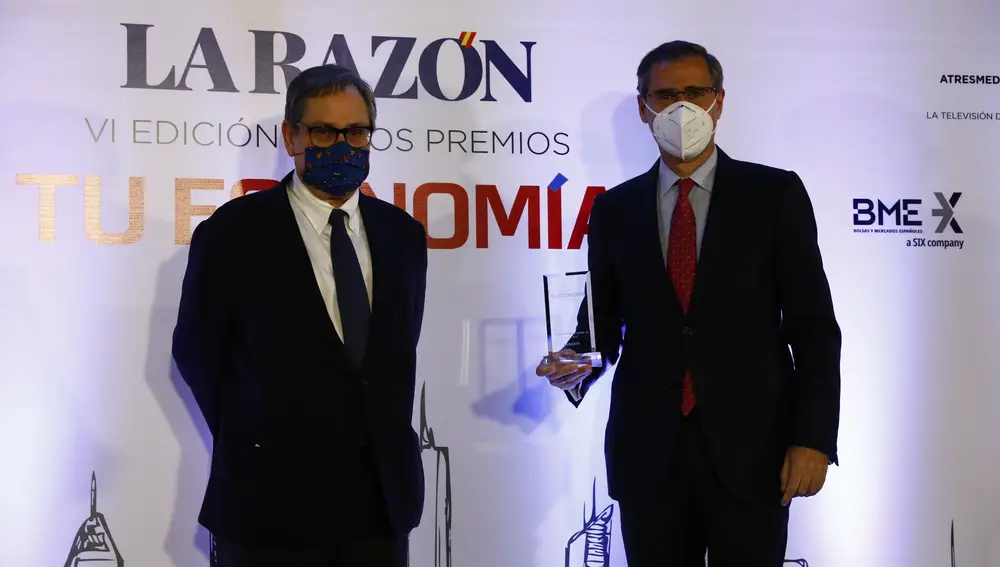 Ignacio Madridejos, CEO de la compañía, con la estatuilla, acompañado del director de LA RAZÓN