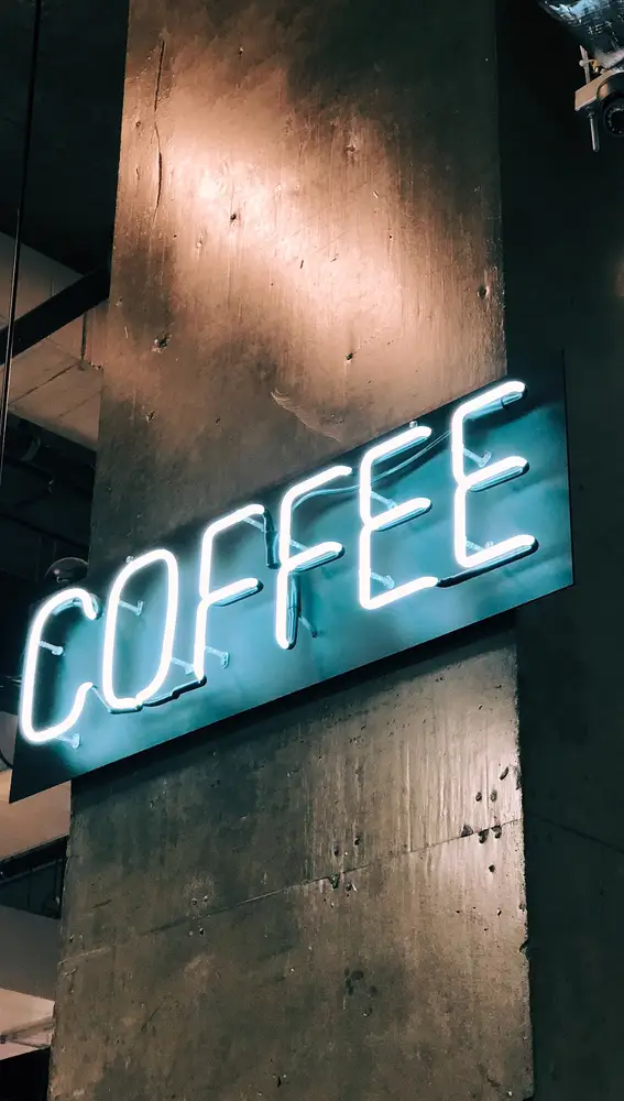 En la imagen, el neón azul de una cafetería.