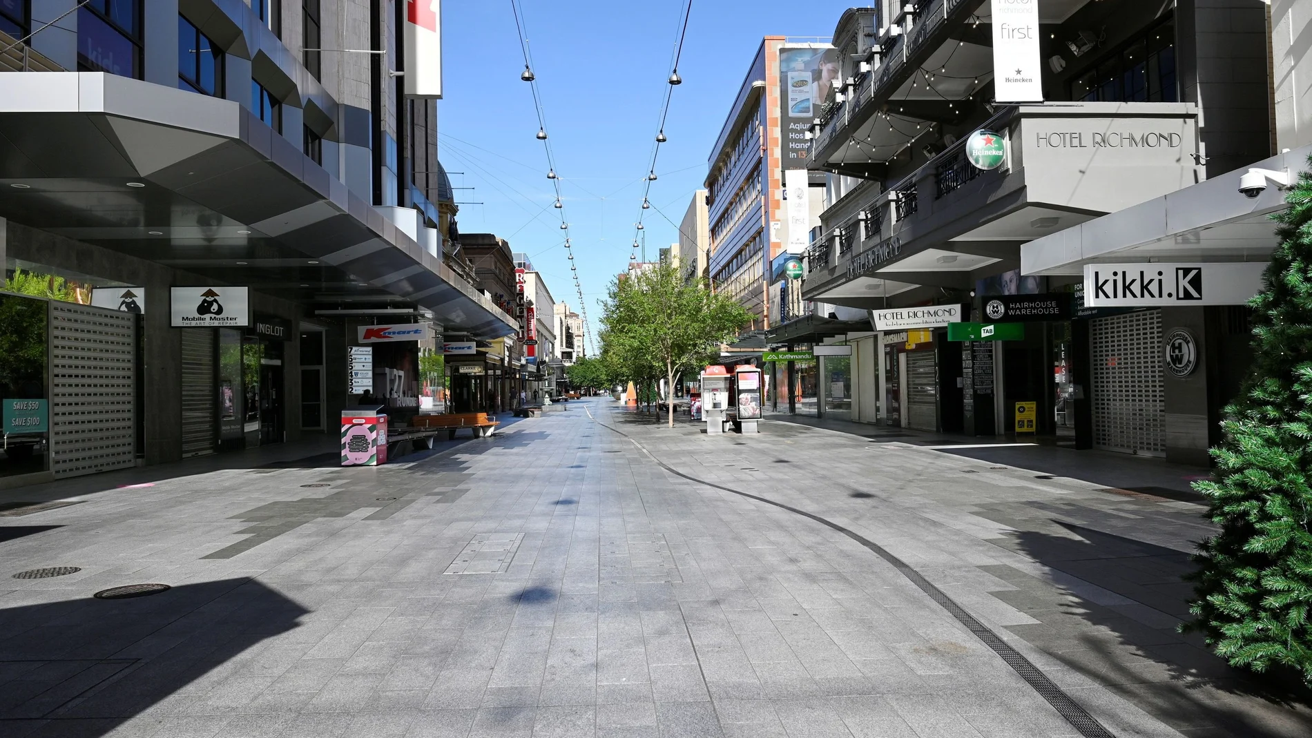 Una calle comercial en el primer día de confinamiento en Adelaida, Australia