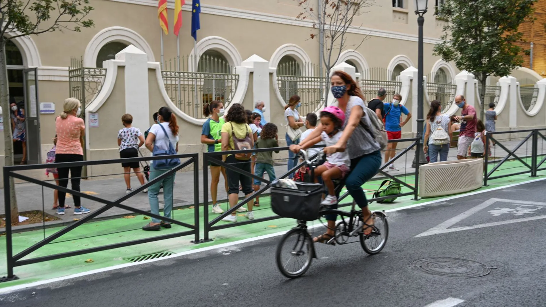 Una mujer circula en bici con su hija, en Valencia
