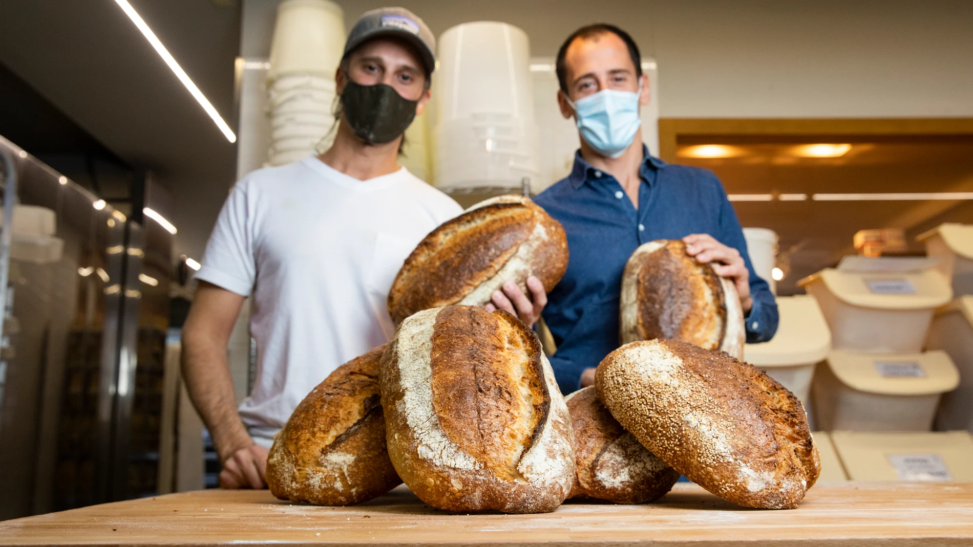 Hermanos panaderos Alberto y Guido Miragoli, con la hogaza de pan ganadora del certamen de la Comunidad de Madrid para esta categoría, en el obrador Ciento Treinta Grados.