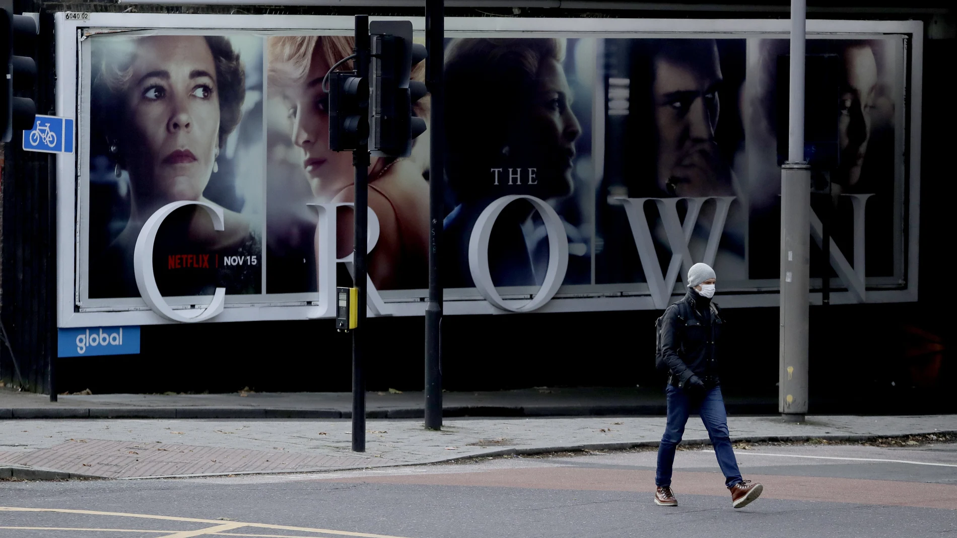 Imagen de la nueva temporada de "The Crown" en carteles por Londres