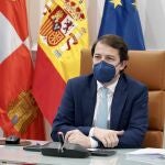El presidente de la Junta, Alfonso Fernández Mañueco, durante la reunión telemática con la comisaria europea de Competencia, Margrethe Vestager