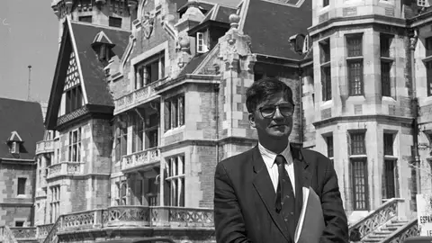 El exrector de la UIMP. ERnest Lluch, frenet al Palacio de la Magdalena de Santander, sede de lso cursos de verano de la UIMPUIMP20/11/2020