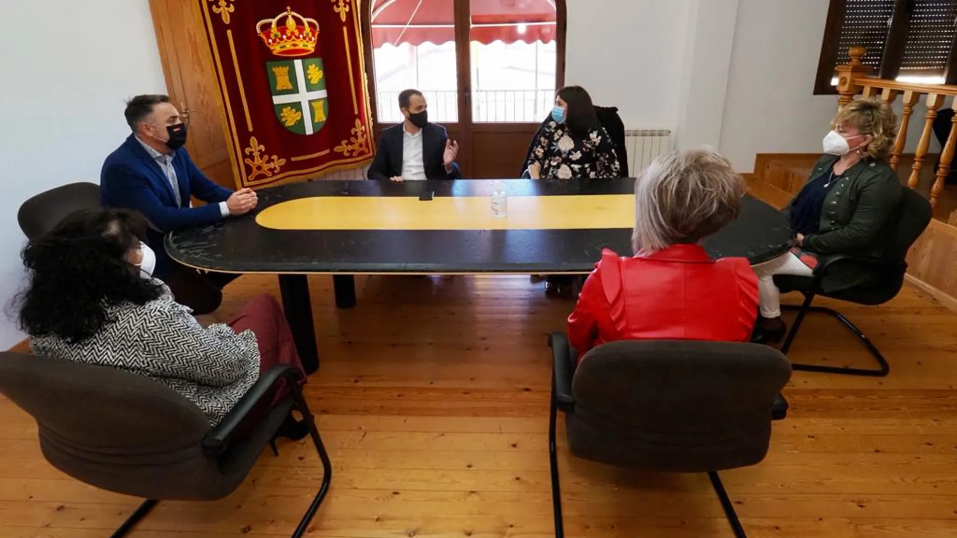 El presidente de la Diputación de Valladolid, Conrado Íscar, en su reunión con la alcaldesa de Villaverde de Medina, Patricia Hernández, y algunos vecinos