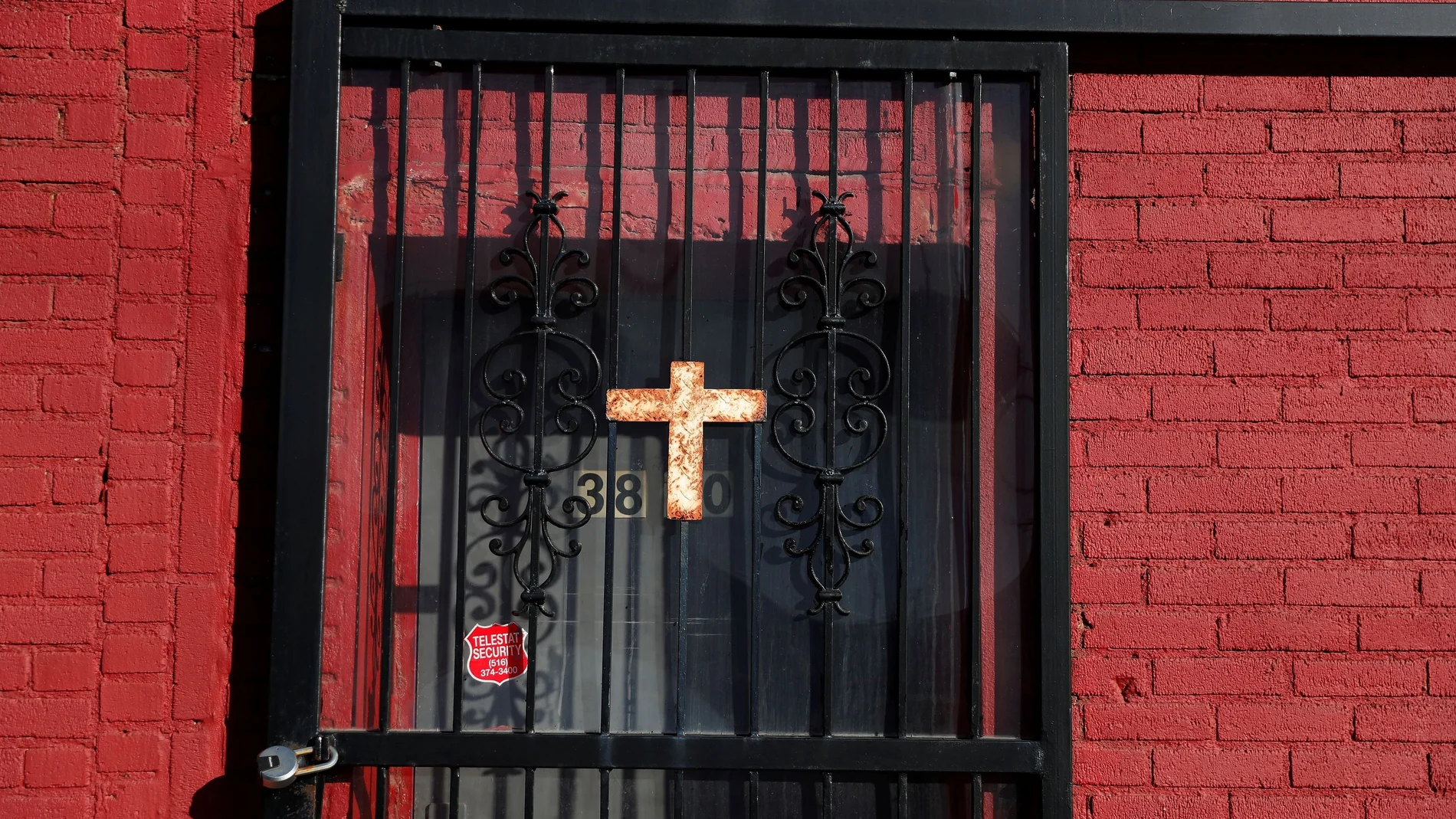 La entrada de una iglesia cerrada en Queens, Nueva York