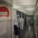 Varios sanitarios protegidos en la Unidad de Cuidados Intensivos –UCI- del Hospital del Mar, en Barcelona, Cataluña (España)