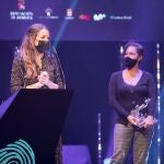 La directora y guionista de 'Las niñas' recoge el máximo galardón del certamen nacional 'Ópera Prima' de Fical