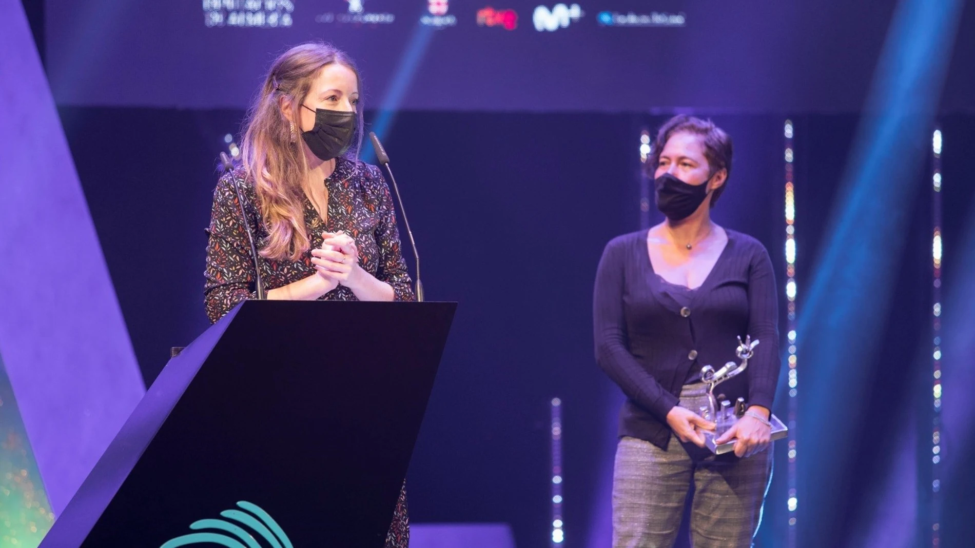 La directora y guionista de 'Las niñas' recoge el máximo galardón del certamen nacional 'Ópera Prima' de Fical