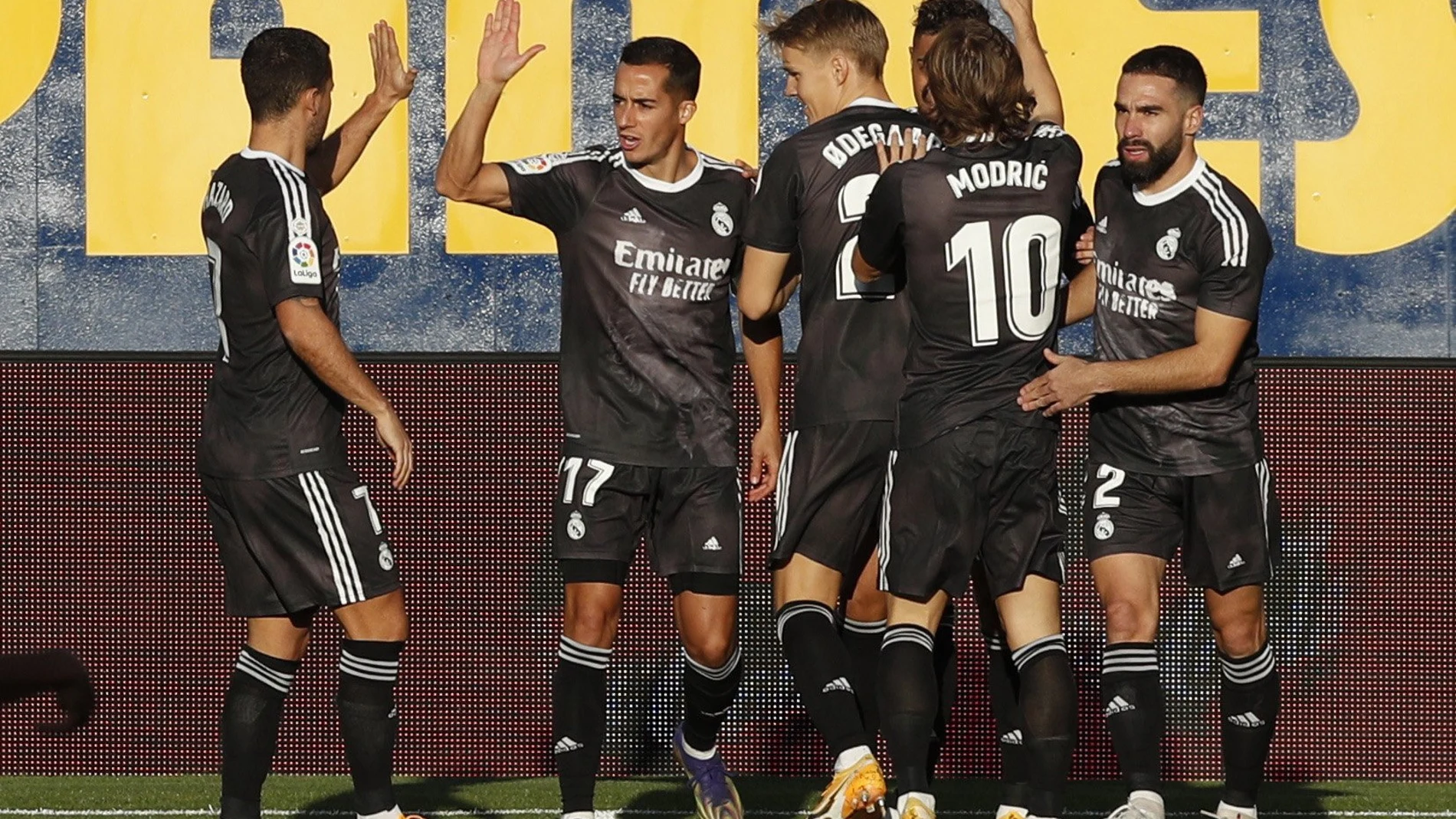 El Real Madrid celebra el gol de Mariano
