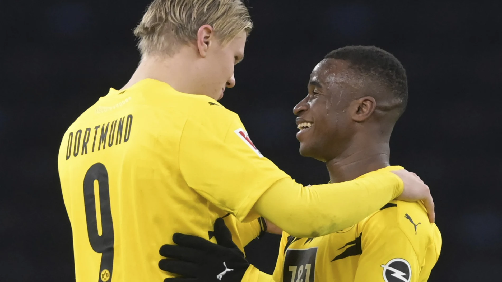 Moukoko es felicitado por Haaland al sustituirlo en el partido de su debut con el Dortmund