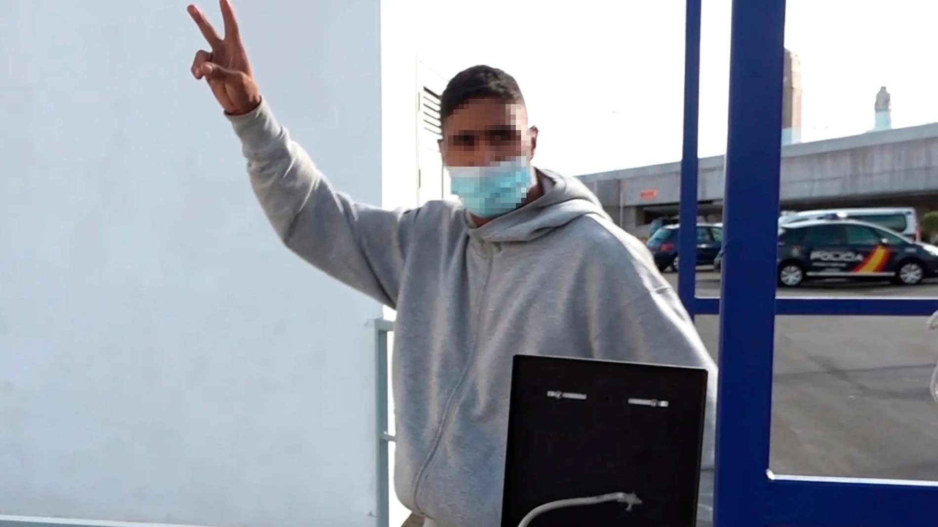 Un joven inmigrante se dispone a tomar un barco en la terminal de ferry de Santa Cruz de Tenerife con destino a Huelva. Europa Press