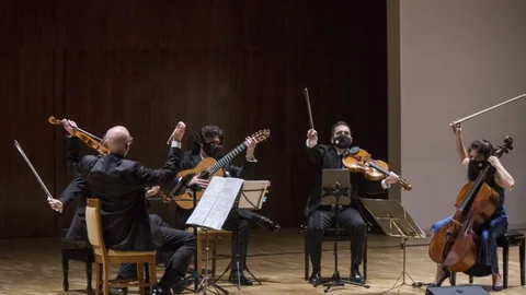 Imagen del Cuarteto Quiroga junto a Cañizares