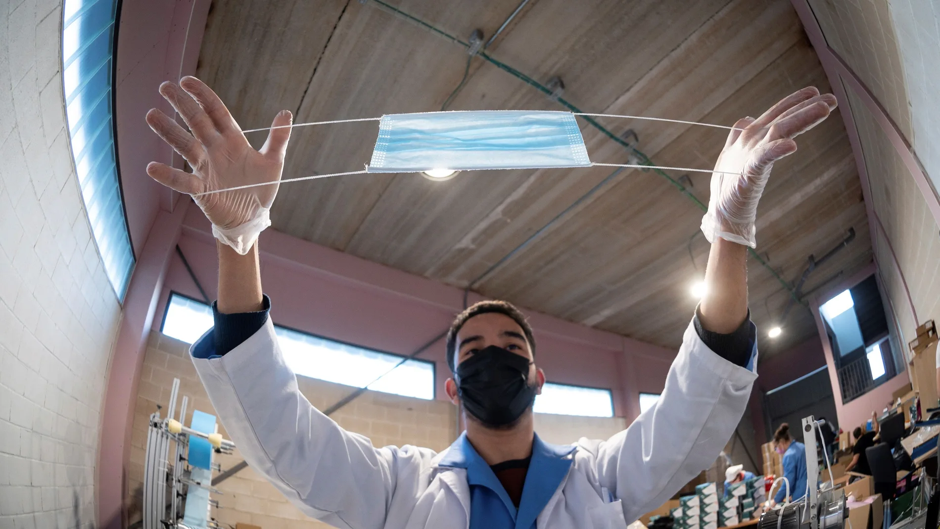 Vista del proceso de fabricación de mascarillas quirúrgicas en una factoría de Alcalá de Henares