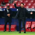 Simeone da instrucciones a sus jugadores durante el partido frente al Barcelona