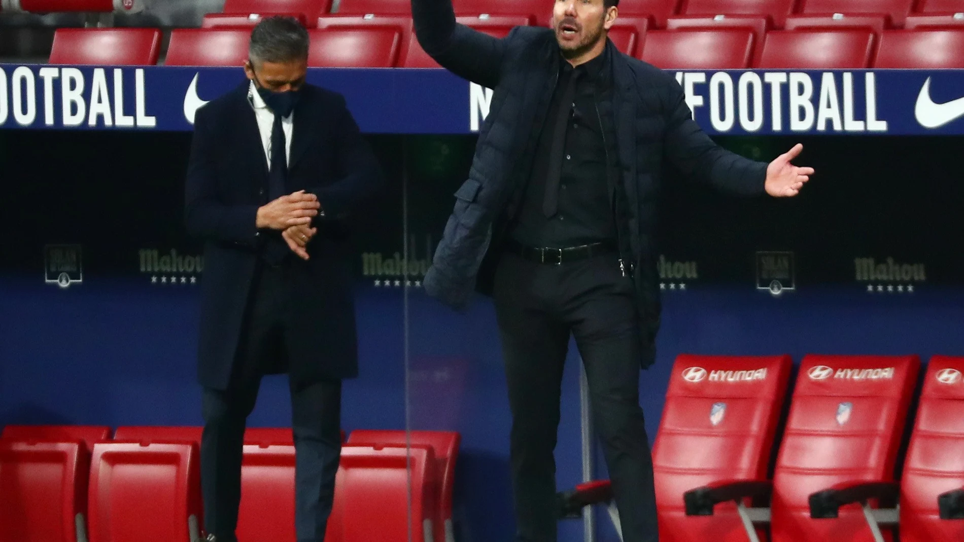 Simeone da instrucciones a sus jugadores durante el partido frente al Barcelona