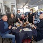 Clientes de un restaurante de Lorquí, (Murcia), este sábado en la terraza a la hora del almuerzo. Los bares y restaurantes de los 10 municipios murcianos con menor incidencia por el Covid-19 han reabierto este sábado sus terrazas, una medida que la patronal hostelera considera insuficiente, por lo que ha reclamado que se permita volver a operar al sector en toda la comunidad. EFE/Marcial Guillén