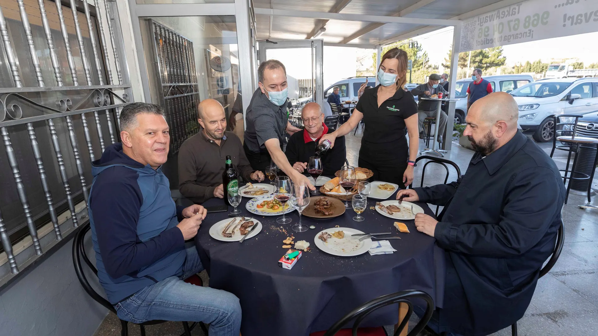 Clientes de un restaurante de Lorquí, (Murcia), este sábado en la terraza a la hora del almuerzo. Los bares y restaurantes de los 10 municipios murcianos con menor incidencia por el Covid-19 han reabierto este sábado sus terrazas, una medida que la patronal hostelera considera insuficiente, por lo que ha reclamado que se permita volver a operar al sector en toda la comunidad. EFE/Marcial Guillén