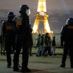Agentes cerca de la Torre Eiffel en París durante las marchas en protestas por la nueva ley de seguridad