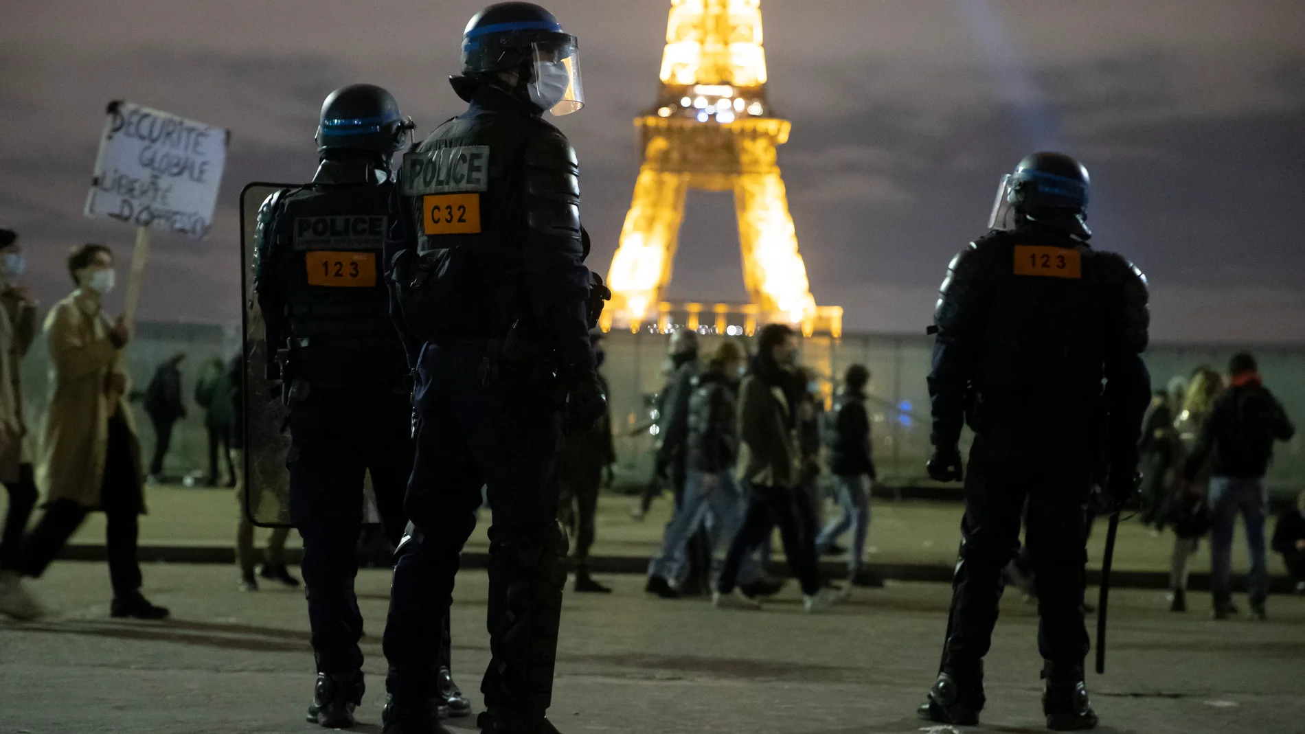Agentes cerca de la Torre Eiffel en París durante las marchas en protestas por la nueva ley de seguridad
