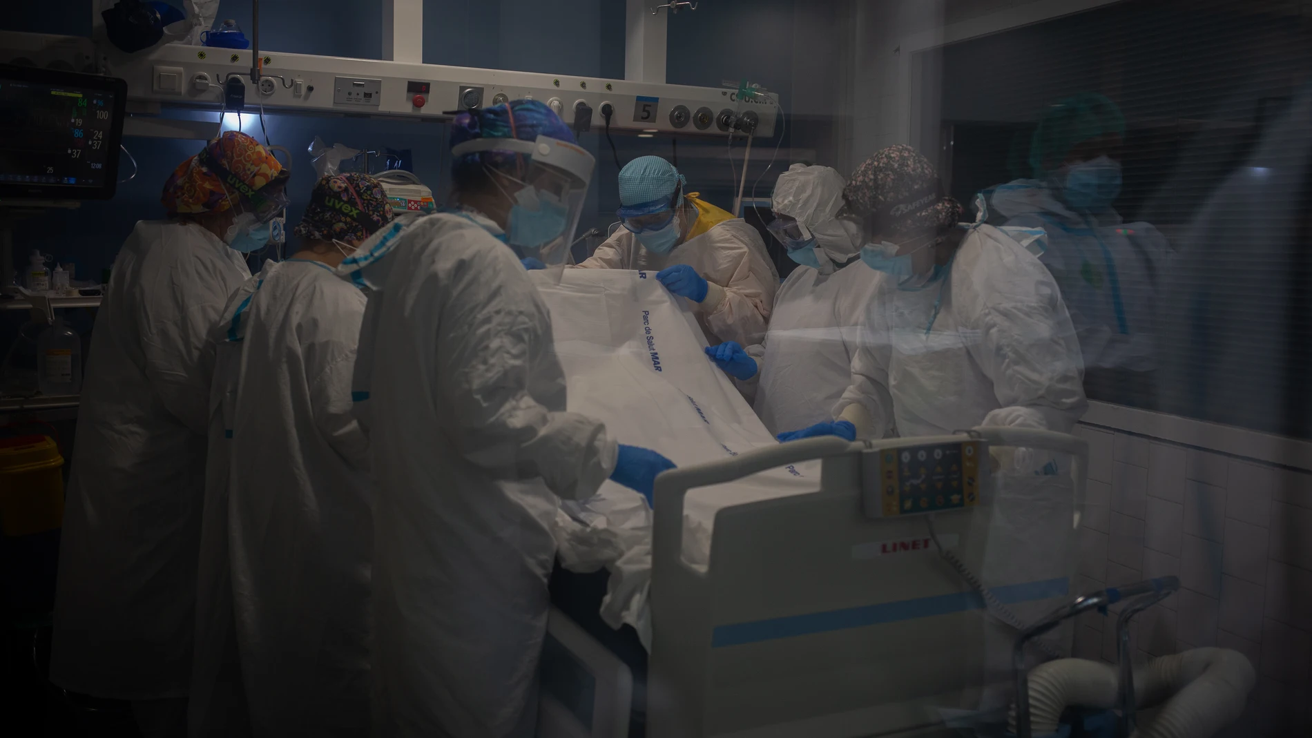 Trabajadores sanitarios protegidos atienden a un paciente en la Unidad de Cuidados Intensivos –UCI- del Hospital del Mar. David Zorrakino / Europa Press19/11/2020
