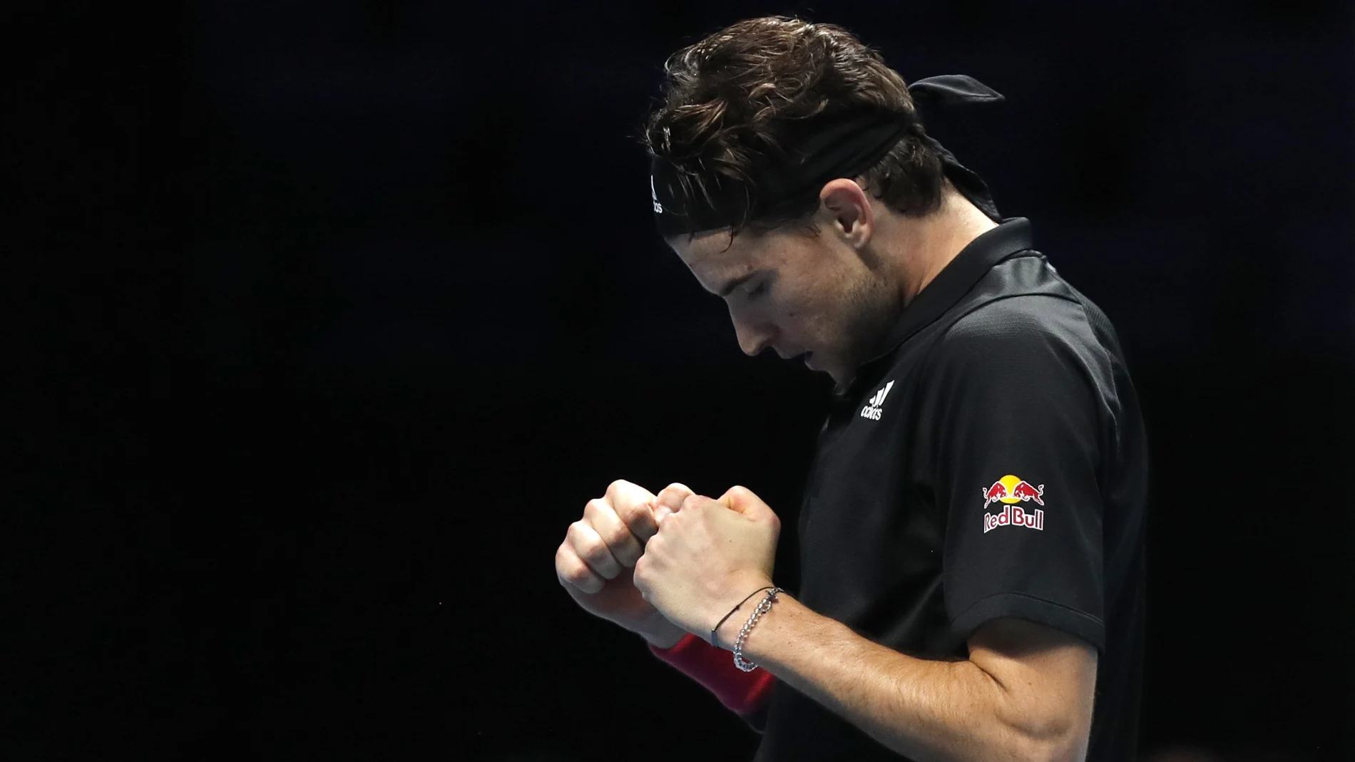 Thiem celebra su triunfo ante Djokovic en las semifinales de la Copa Masters