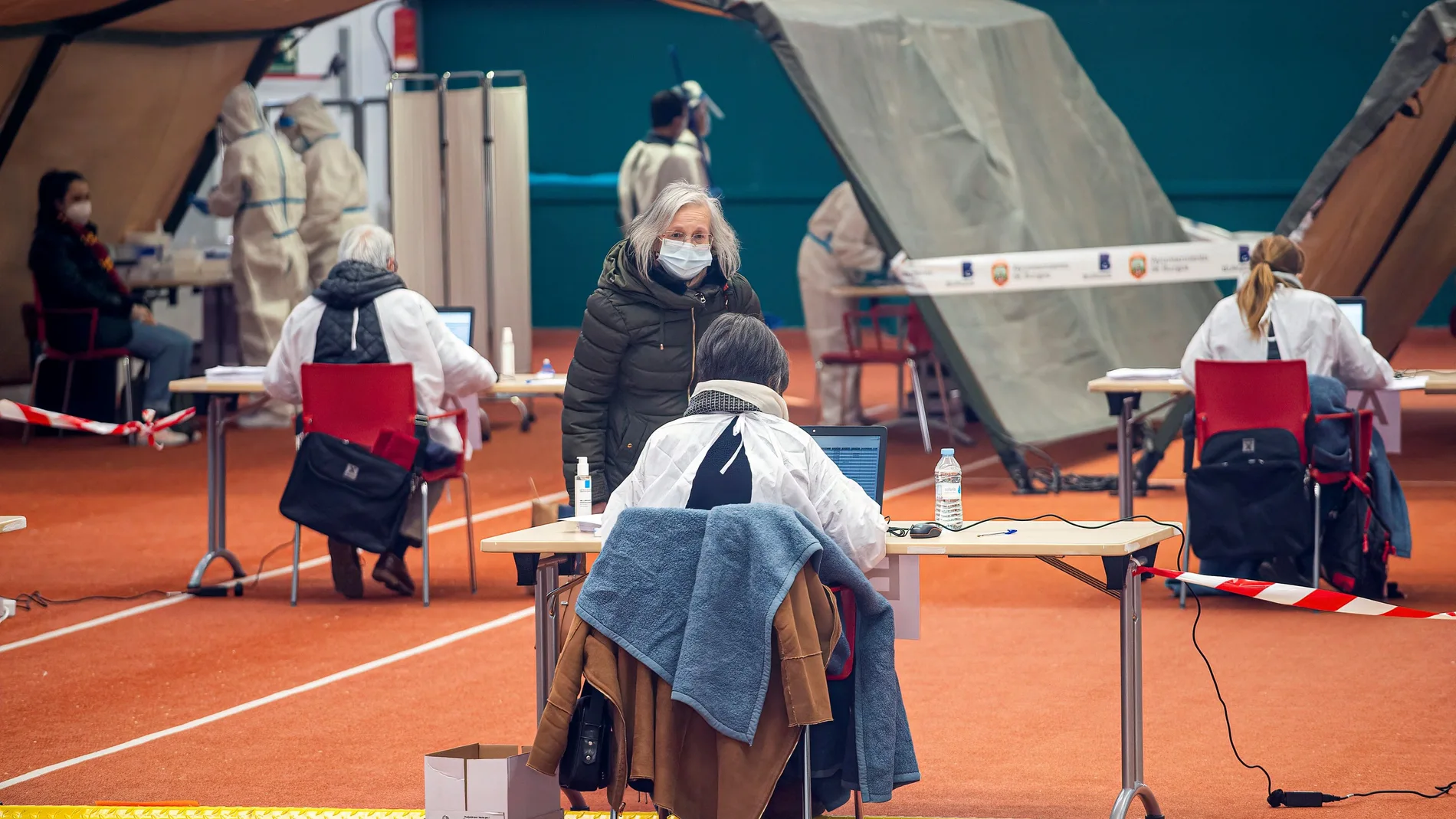 GRAF2795. BURGOS, 21/11/2020.- Varias personas se someten a las pruebas durante el test masivo de antígenos en Burgos este sábado para detectar casos de coronavirus, con el que se espera conocer el estado del 25% de la población de la ciudad, lo que requeriría unos 45.000 test en ocho días. EFE/Santi Otero