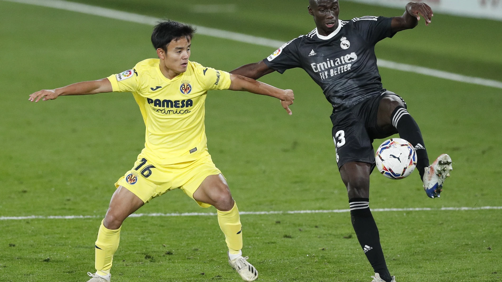 Takefusa Kubo con el Villarreal frente al Real Madrid.