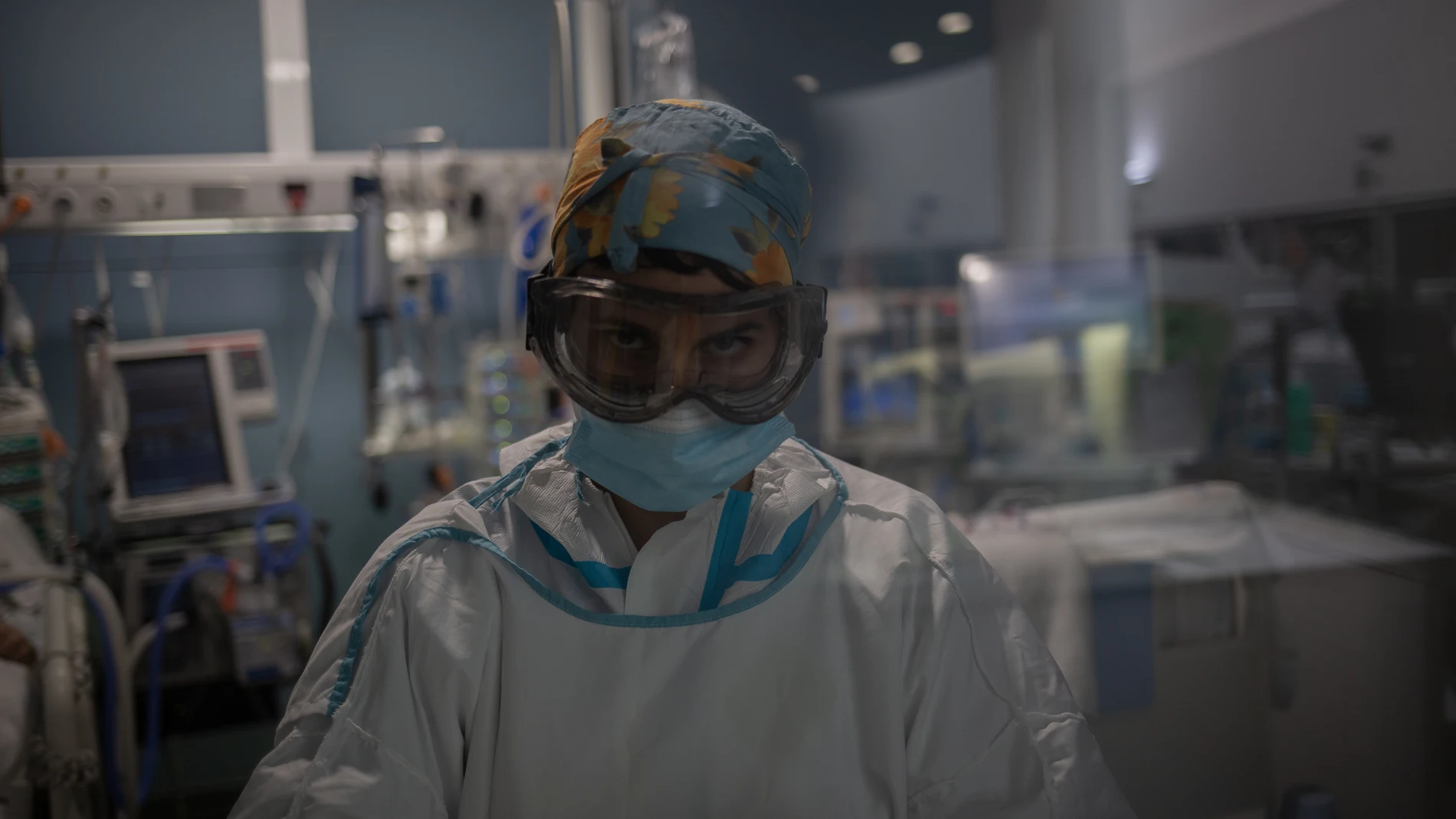 Un trabajador sanitario protegido en la Unidad de Cuidados Intensivos –UCI- del Hospital del Mar, en Barcelona