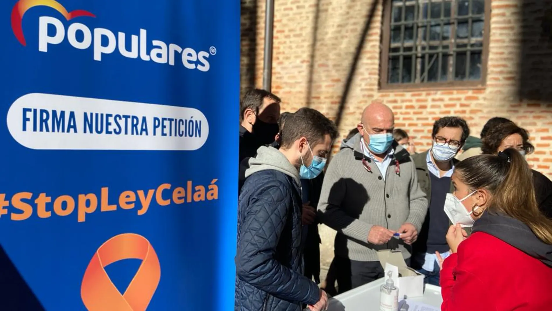 Jesús Julio Carnero y Conrado Íscar, entre otros, en la mesa de recogida de firmas en Valladolid contra la Ley Celaá