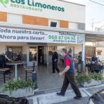 Clientes de un restaurante de Lorquí, (Murcia), uno de los 10 municipios murcianos con menor incidencia por el Covid-19 y que reabrieron el sábado las terrazas