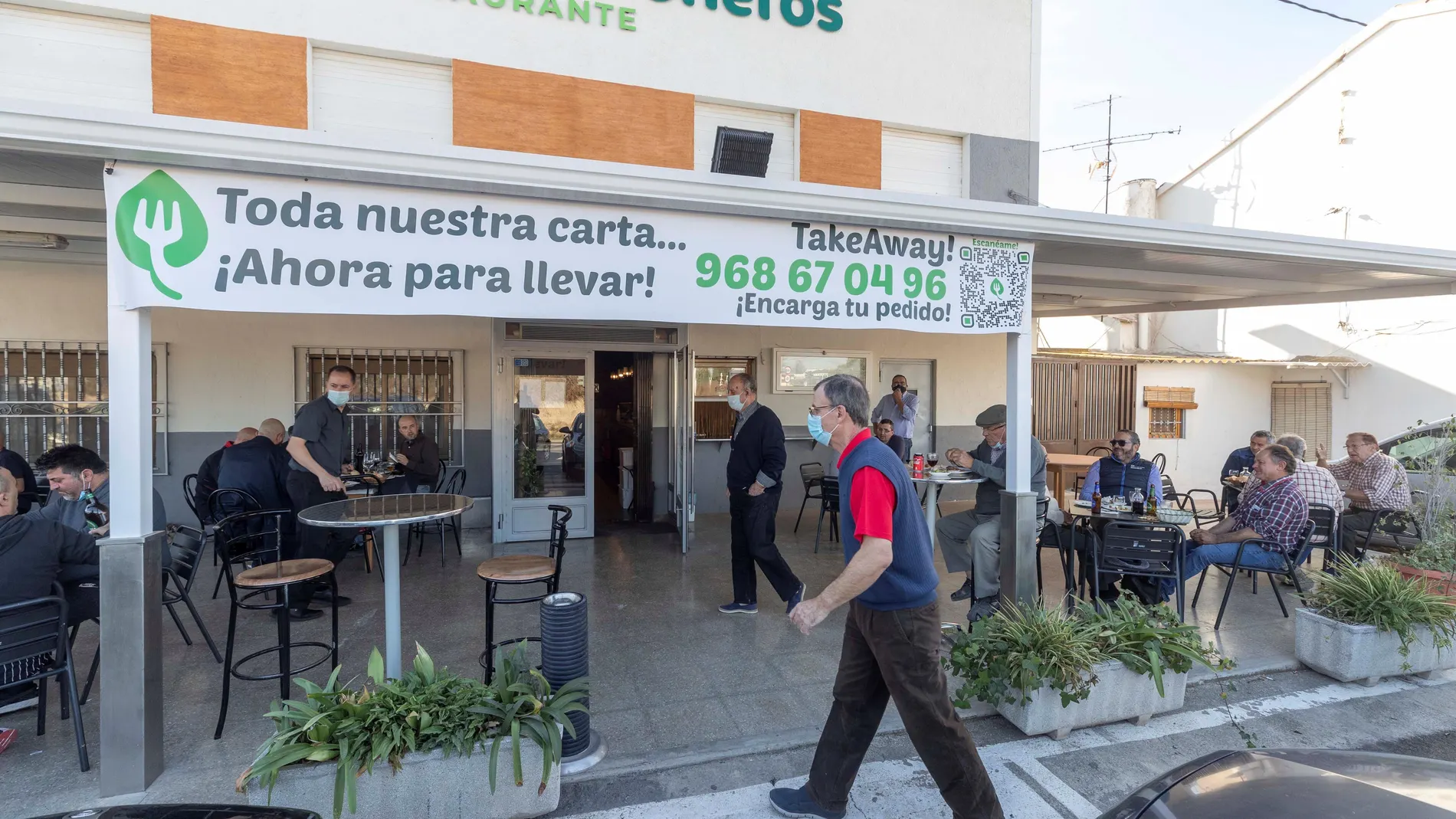 Clientes de un restaurante de Lorquí, (Murcia), uno de los 10 municipios murcianos con menor incidencia por el Covid-19 y que reabrieron el sábado las terrazas