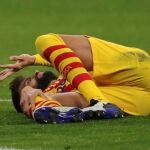 El defensa del FC Barcelona, Gerard Piqué, se duele en el suelo tras sufrir la lesión