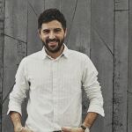 Secundino Hernández en su estudio, en Madrid