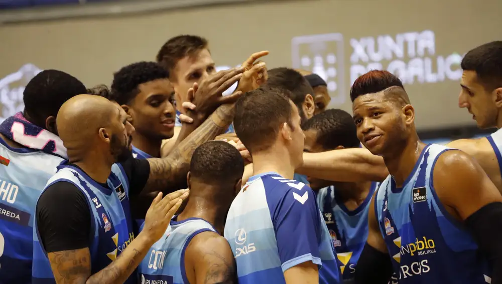 Los jugadores de San Pablo Burgos celebran la victoria, 63-78 ante el Monbús Obradoiro tras el partido de liga ACB, esta noche en Santiago de Compostela. EFE/Lavandeira jr