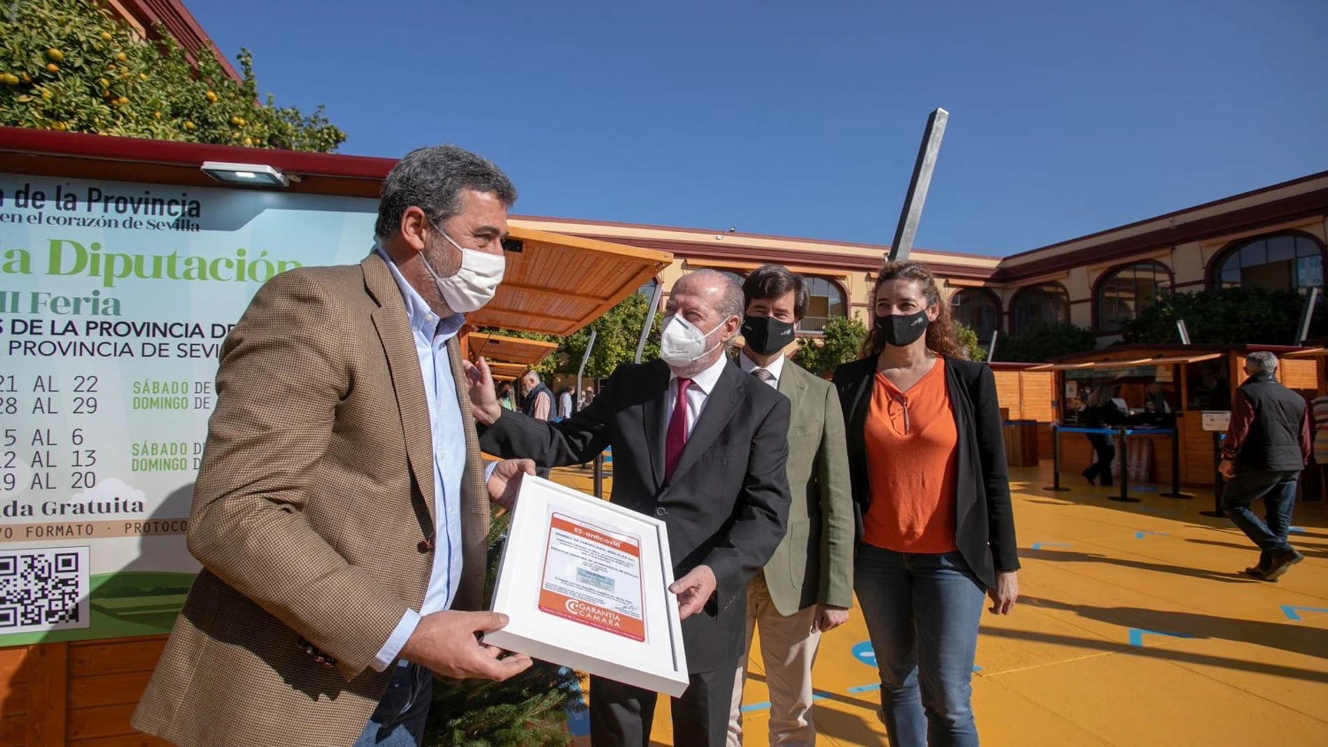 El presidente de la Diputación de Sevilla (2 izq.) durante el evento agroalimentario que se celebra en la institución