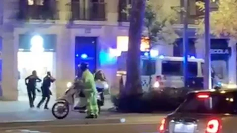 La Guardia Urbana tuvo que reducir al indigente agresivo
