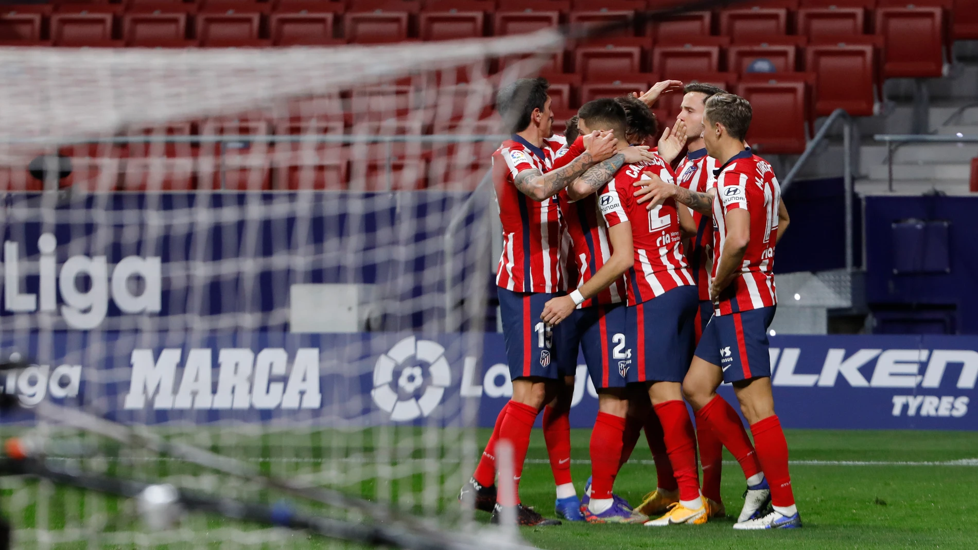 Los jugadores del Atlético celebran el gol de la victoria ante el Barça